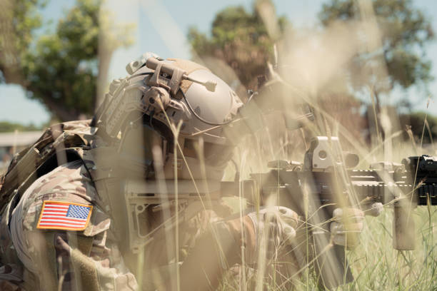 soldado das forças especiais em camuflagem com um par de armas que estão cheias de tecnologia moderna e completa para a batalha - marine safety equipment audio - fotografias e filmes do acervo