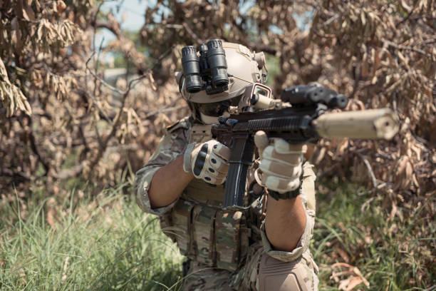 soldado das forças especiais em camuflagem com um par de armas que estão cheias de tecnologia moderna e completa para a batalha - marine safety equipment audio - fotografias e filmes do acervo