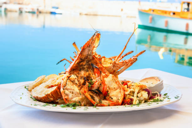 plato de langosta. creta, grecia - cangrejo de río marisco fotografías e imágenes de stock