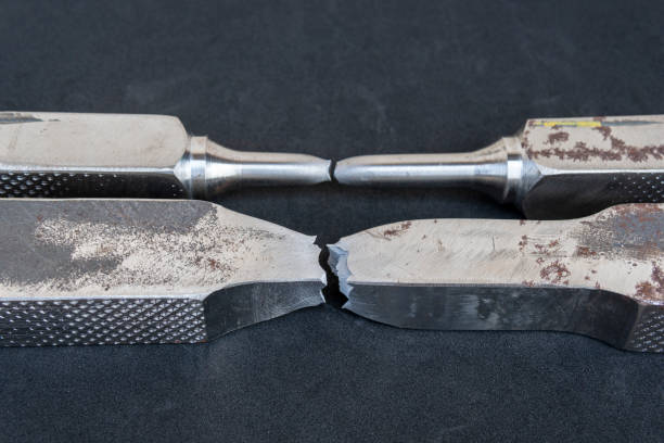 Tensile test is used to determine the strength of a metal or alloy by means of a short-time pull at a constant rate. The test samples will look different for metals, they may be sheet or bar. la prueba de tracción se utiliza para determinar la resistencia de un metal o aleación por medio de una tracción de corto tiempo a una velocidad constante. las muestras de prueba se verán diferentes para los metales, pueden ser láminas o barras.