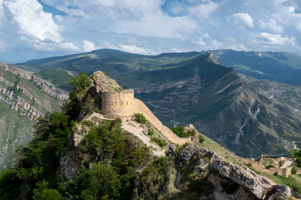 fortezza dell'imam shamil, a gunib nel caucaso settentrionale, daghestan, federazione russa - eagle tower foto e immagini stock