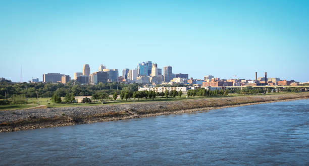 istock Kansas City Skyline River 1495920134
