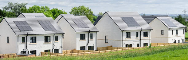 새로운 주택 개발에서 가정 지붕에 설치된 태양 전지판 - housing development house scotland uk 뉴스 사진 이미지