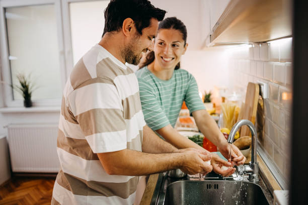 istock Couple washing dishes 1495926243