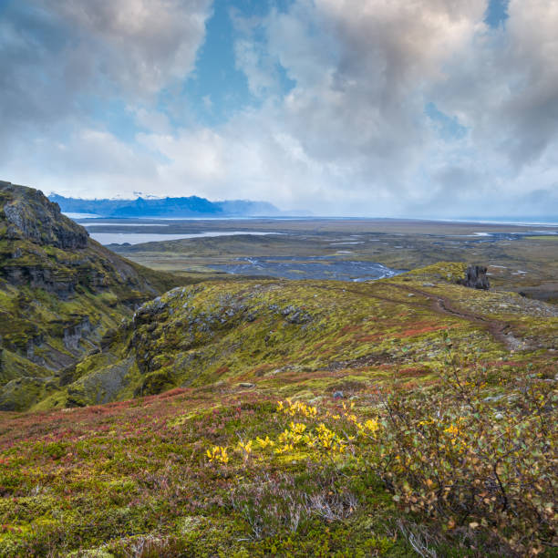 Beautiful autumn view from Mulagljufur Canyon to Fjallsarlon glacier with Breidarlon ice lagoon, Iceland. Not far from Ring Road and at the south end of Vatnajokull icecap and Oraefajokull volcano. hermosa vista de otoño desde el cañón mulagljufur hasta el glaciar fjallsarlon con la laguna de hielo breidarlon, islandia. no muy lejos de la carretera de circunvalación y en el extremo sur de la capa de hielo vatnajokull y el volcán oraefajokull.