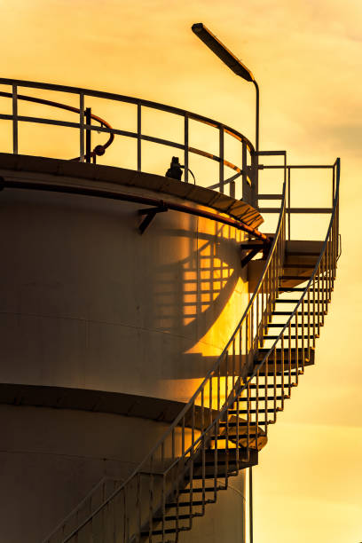 zakład petrochemiczny w słońcu - fuel storage tank industrial building construction development zdjęcia i obrazy z banku zdjęć