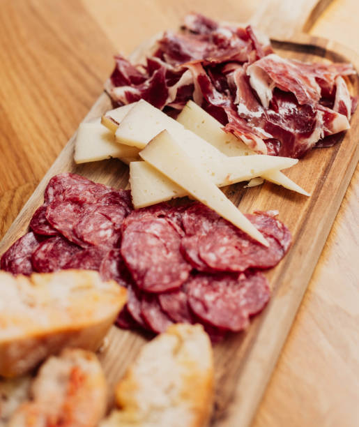 tabella di salsicce iberiche e formaggi manchego - antipasto misto immagine foto e immagini stock