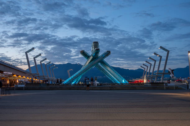 flamme olympique, vancouver - olympic torch photos et images de collection