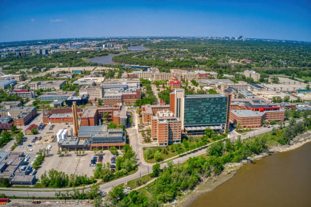 vista aérea de una gran universidad en winnipeg, manitoba - university of manitoba fotografías e imágenes de stock