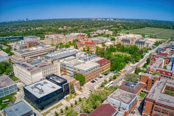 vista aérea de una gran universidad en winnipeg, manitoba - university of manitoba fotografías e imágenes de stock