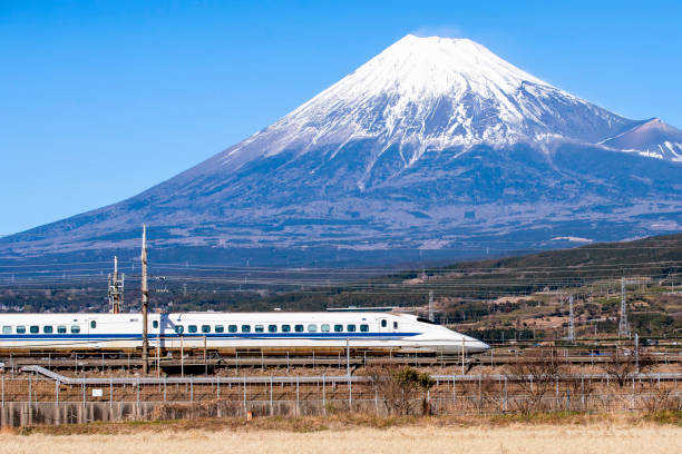 high speed bullet zug mit fuji mountain hintergrund im winter, shizuoka, japan - chubu region stock-fotos und bilder