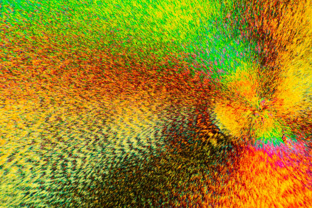 micrographie abstraite de cristaux colorés de l’acide aminé arginine. - scientific micrograph science bee abstract photos et images de collection