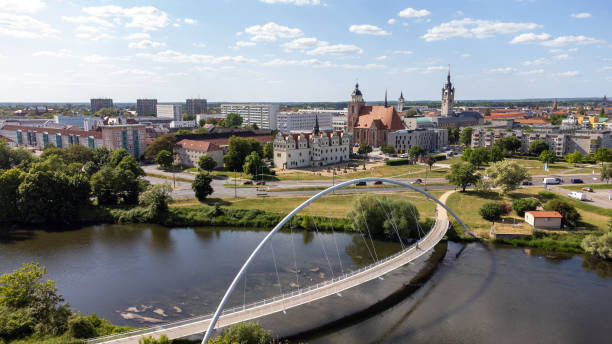 вид на реку эльбу с городом дессау и мостом - prague czech republic charles bridge bridge стоковые фото и изображения