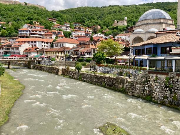 kosovo - prizren stadt - altstadt, steinbrücke und der fluss prizren bistrica - verona italy bridge ponte pietra italy stock-fotos und bilder