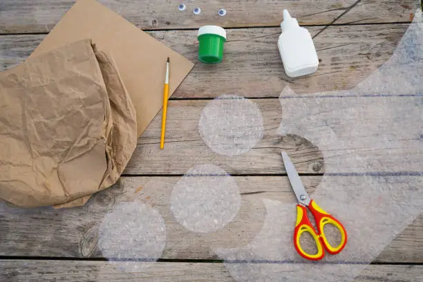 Photo of Step-by-step instructions for creating a jellyfish or octopus from bubble wrap and cardboard, with palm prints. What to do with the children. The concept of zero waste. Step 2.