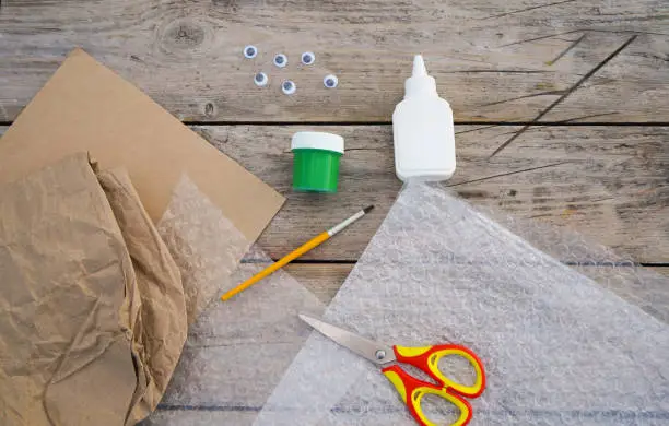 Photo of Step-by-step instructions for creating a jellyfish or octopus from bubble wrap and cardboard, with palm prints. What to do with the children. The concept of zero waste. Step 1.