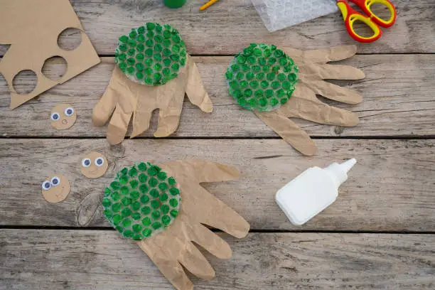 Photo of Step-by-step instructions for creating a jellyfish or octopus from bubble wrap and cardboard, with palm prints. What to do with the children. The concept of zero waste. Step 5.