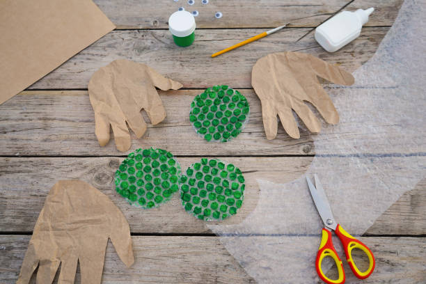 Step-by-step instructions for creating a jellyfish or octopus from bubble pacik and cardboard, with palm prints. What to do with the children. The concept of zero waste. Step 4.