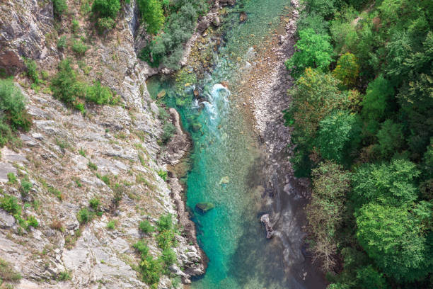 vista aérea del bosque y el agua cristalina del río - europe high angle view waterfall water fotografías e imágenes de stock