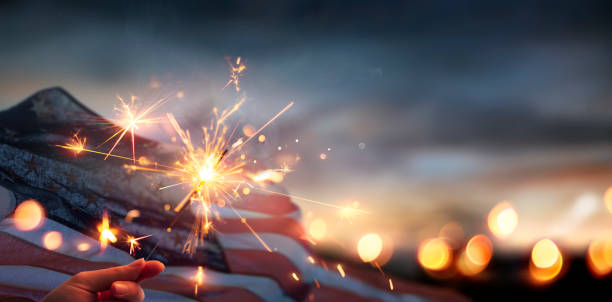 Amerikanische Flagge mit Wunderkerze - 4. Juli und Gedenktag - Abstrakte defokussierte Lichter – Foto