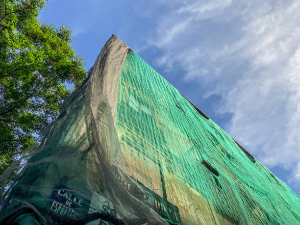 edificio antiguo cubierto con tela verde - copy space road sign sky above fotografías e imágenes de stock