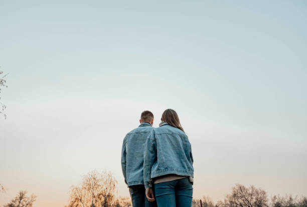 impresionante pareja joven sensual enamorada posando al atardecer, concepto de estilo de vida feliz - heterosexual couple fotografías e imágenes de stock