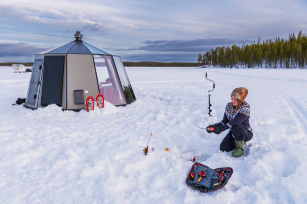skandynawska dziewczyna wędkarstwo podlodowe - winter landscape sweden snow zdjęcia i obrazy z banku zdjęć