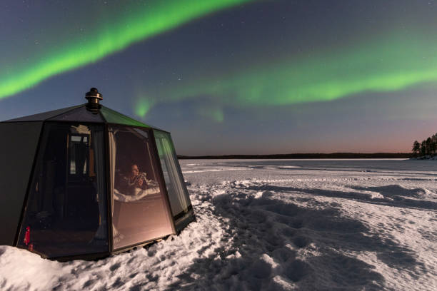 kobieta podziwiająca zorzę polarną - winter landscape sweden snow zdjęcia i obrazy z banku zdjęć