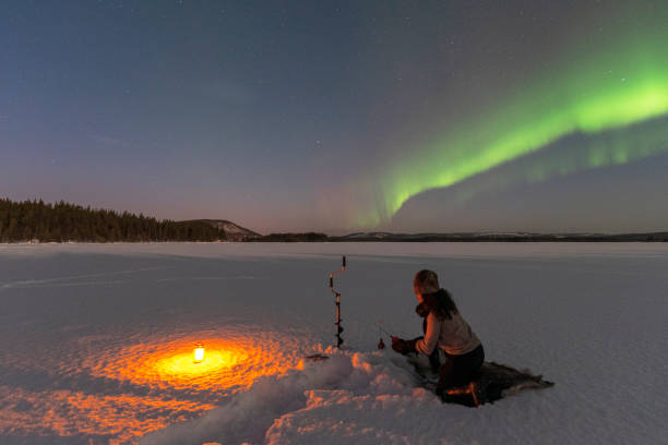 wędkarstwo podlodowe pod zorzą polarną - winter landscape sweden snow zdjęcia i obrazy z banku zdjęć