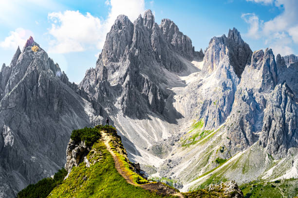 mulher atlética caminha em ponto de vista super épico com o grupo cadini pela manhã. tre cime, dolomitas, tirol do sul, itália, europa. - tre cime - fotografias e filmes do acervo