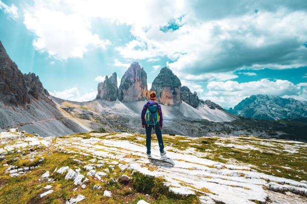 junge athletische frau genießt den blick auf den paternoberg und die drei zinnen am mittag. drei zinnen, dolomiten, südtirol, italien, europa. - beauty in nature belluno clear sky color image stock-fotos und bilder