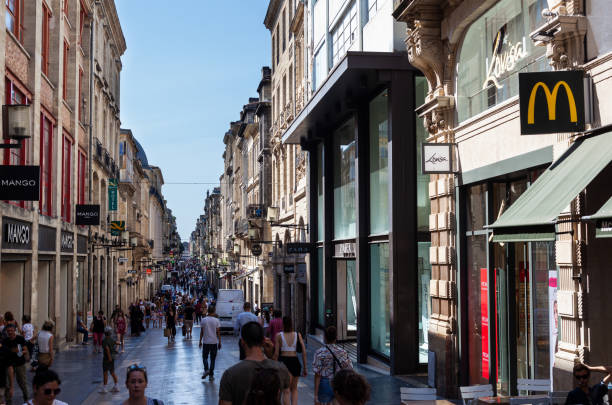 touristen und einheimische beim einkaufen in der haupteinkaufsstraße rue sainte-catherine, bordeaux - 3150 stock-fotos und bilder