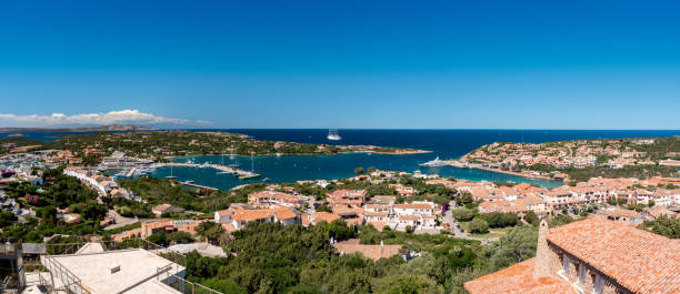 panorama lotnicza lata porto cervo, słynny włoski luksusowy kurort w costa smeralda na sardynii - marina lake nautical vessel water zdjęcia i obrazy z banku zdjęć