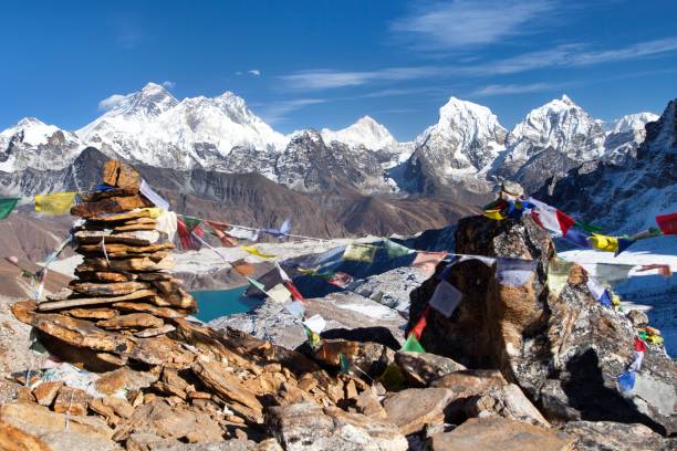 mount everest lhotse makalu mit buddhistischen gebetsfahnen - gokyo tal stock-fotos und bilder