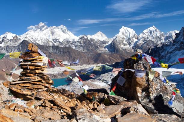 mounts everest lhotse makalu with buddhist prayer flags - khumbu imagens e fotografias de stock