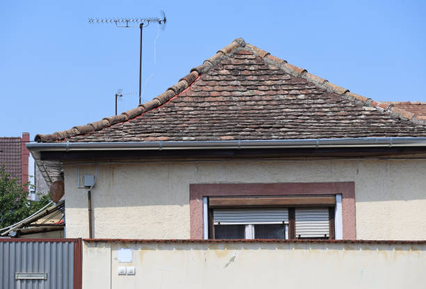 old house with television antenna on the roof - television aerial roof antenna city imagens e fotografias de stock