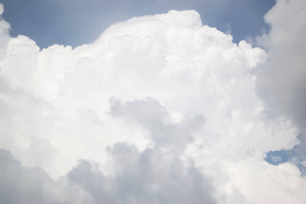 нежные облака в голубом небе. большие вьющиеся облака белого цвета на бледно-голубом небе. - meteorology elegance outdoors loving стоковые фото и изображения
