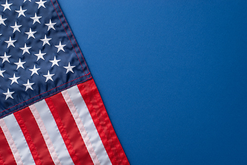 Tal artículo de celebración para el Día de la Independencia de los Estados Unidos como bandera nacional. Vista superior sobre fondo azul con un espacio para texto o anuncio photo