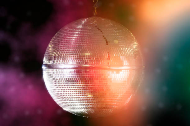 boule disco avec faisceaux lumineux, photo de fond de fête de nuit. - dance and electronic blue shiny empty photos et images de collection