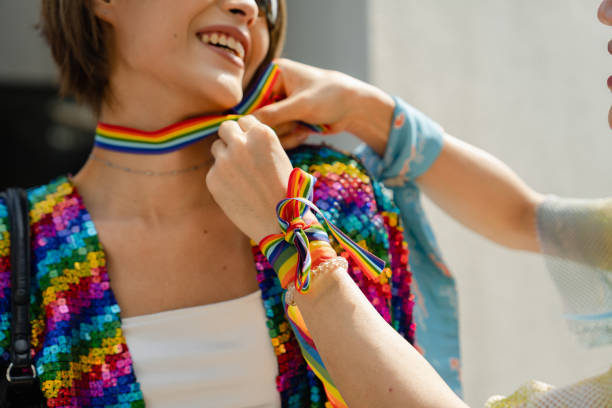 braccialetto simbolo lgbt - gay pride wristband rainbow lgbt foto e immagini stock