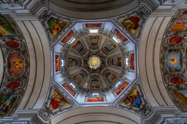 потолок красивого зальцбургского собора внутри с красочными картинами и приятным солнечным светом - indoors cathedral salzburg cathedral salzburg стоковые фото и изображения