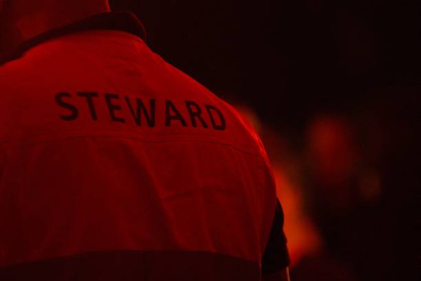 steward, portero en el teléfono desde atrás - security staff security guard bouncer security system fotografías e imágenes de stock