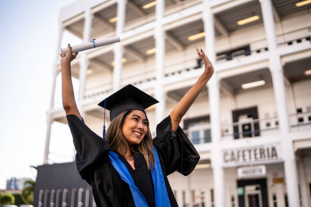 졸업을 축하하는 젊은 대학원생 여�성 - graduation women fist celebration 뉴스 사진 이미지