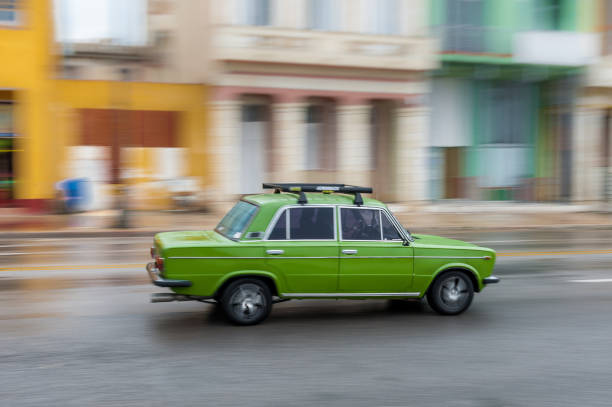 stary samochód w hawanie na kubie. panoramowanie. pojazd retro zwykle używany jako taksówka dla mieszkańców i turystów. zielony kolor lada - avtovaz zdjęcia i obrazy z banku zdjęć