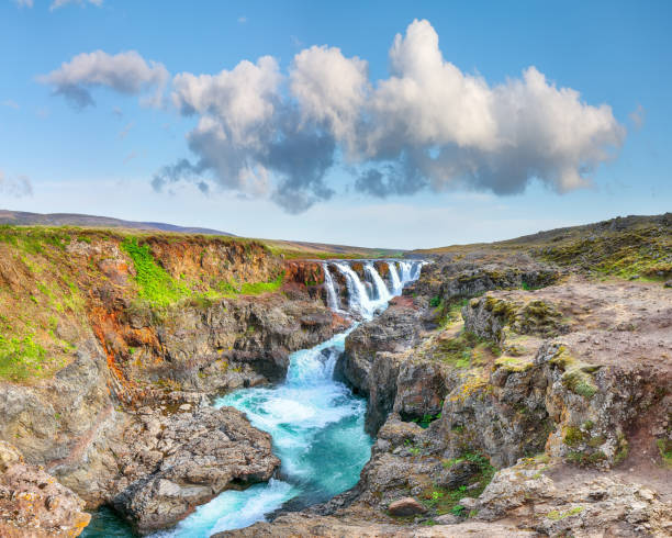 vista mozzafiato della cascata di kolufossar nella giornata di sole estivo. - kolufossar foto e immagini stock