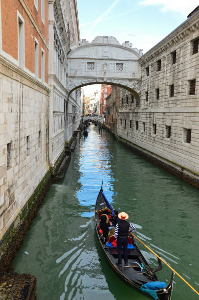 이탈리아 베니스의 운하를 항해하는 보트 - gondola venice italy canal sailor 뉴스 사진 이미지