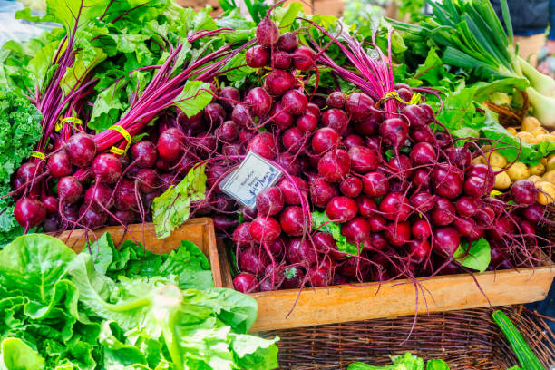 mercato di prodotti agricoli barbabietole - farmers market agricultural fair agriculture beet foto e immagini stock