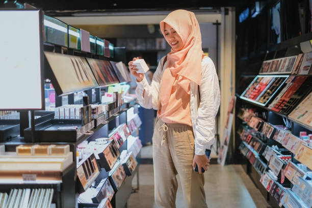 donna indonesiana musulmana shopping make up al grande magazzino - department store beautician cosmetics women foto e immagini stock