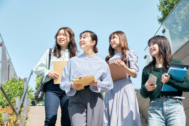 young women looking up at the sky - japanese culture asian ethnicity friendship computer imagens e fotografias de stock