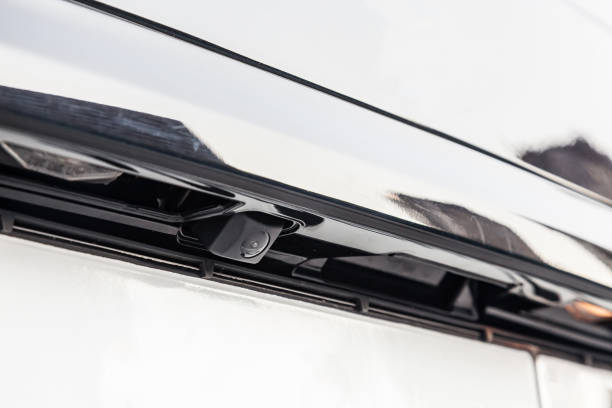 Close-up Interior view with rear view camera on the trunk of luxury very expensive new black car suv stands after cleaning in the vehicle repair workshop. Auto service industry. Safety drive. primer plano vista interior con cámara de visión trasera en el maletero del lujoso nuevo suv negro muy caro se encuentra después de la limpieza en el taller de reparación de vehículos. industria de servicios de automóviles. conducción de seguridad.